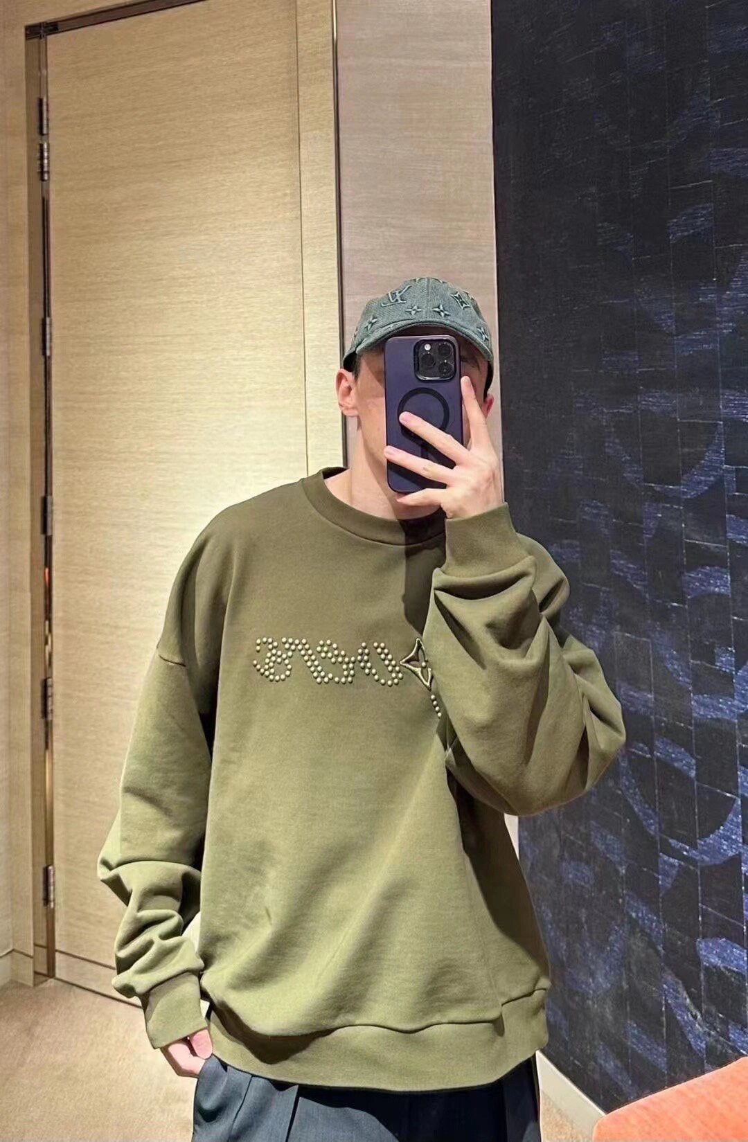 체인2호 / 루이비통 맨투맨, LV 리벳 플로럴 자수 크루넥 스웨트셔츠