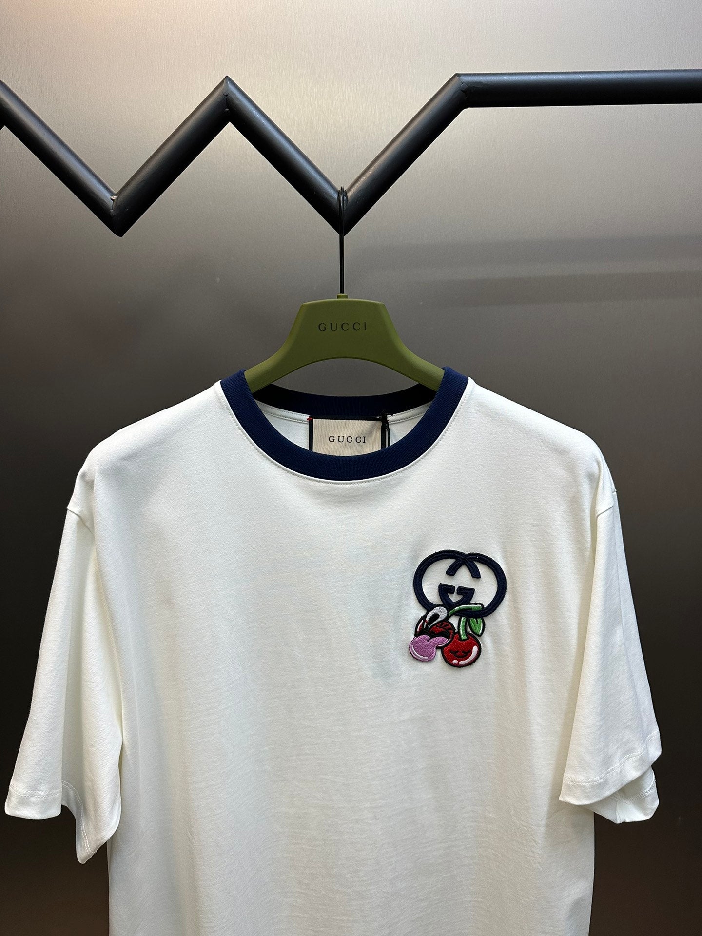 체인2호 / 구찌 반팔, 구찌 콘트라스트 체리 패치 반소매