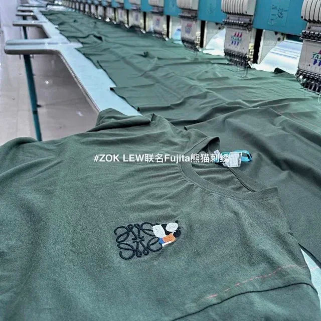 ZOK / 로에베 반팔티 , 후지타 판다 자수 로고 반팔 다크 그린