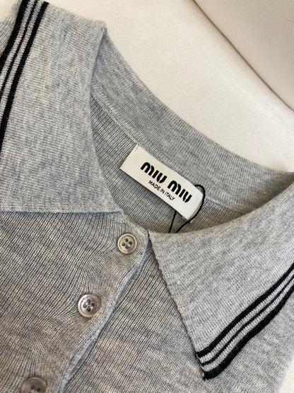 체인2호 / MIUMIU 엠블럼 로고 폴로 니트 반팔