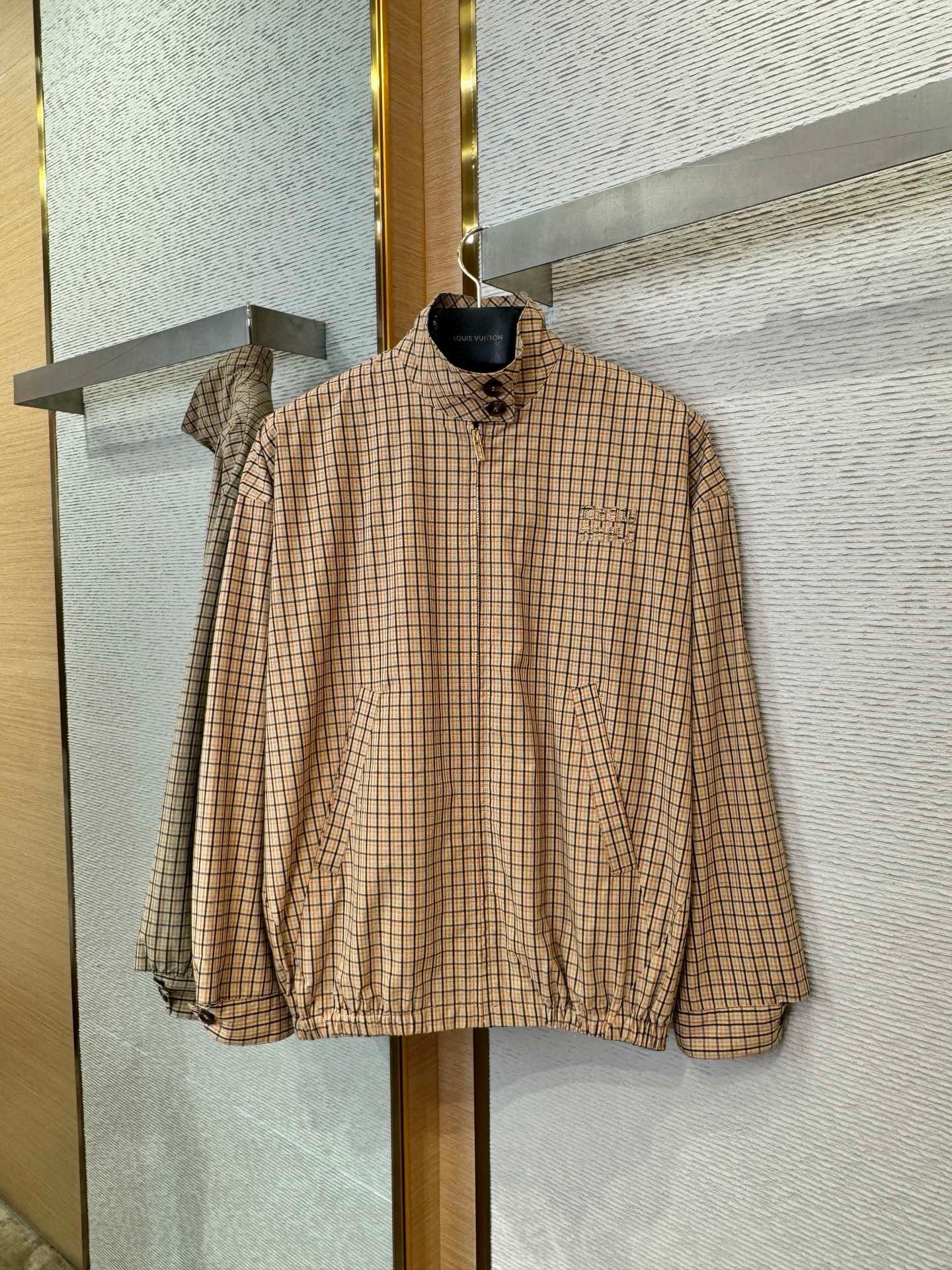 체인2호 / MIUMIU 로고 패치 폴라로이드 코트