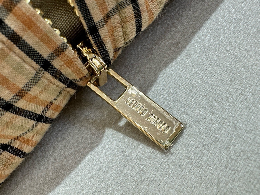 체인2호 / MIUMIU 로고 패치 폴라로이드 코트