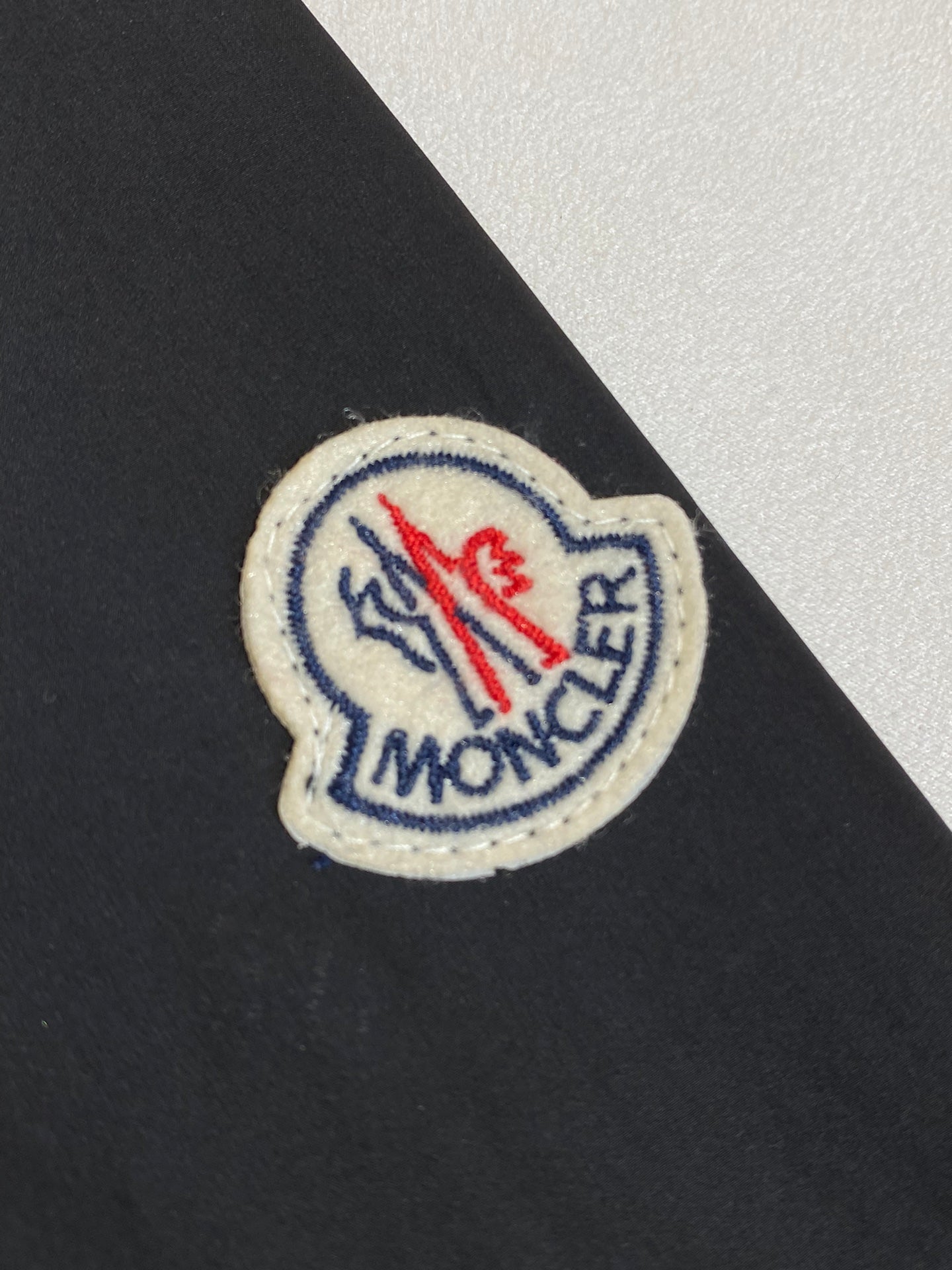 체인2호 / MONCLER 입마개 로고 코트