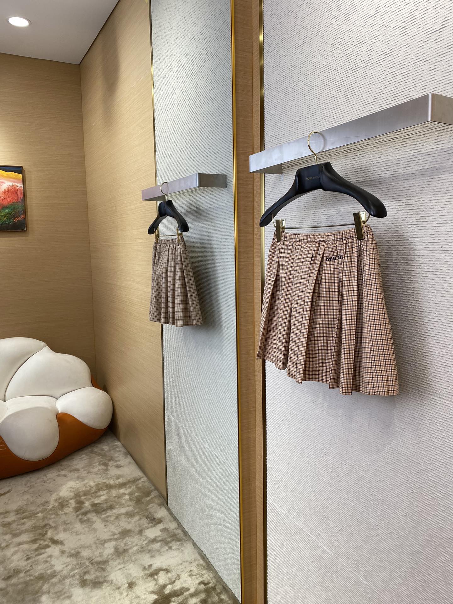 체인2호 / MIUMIU 자수 플리츠 스커트