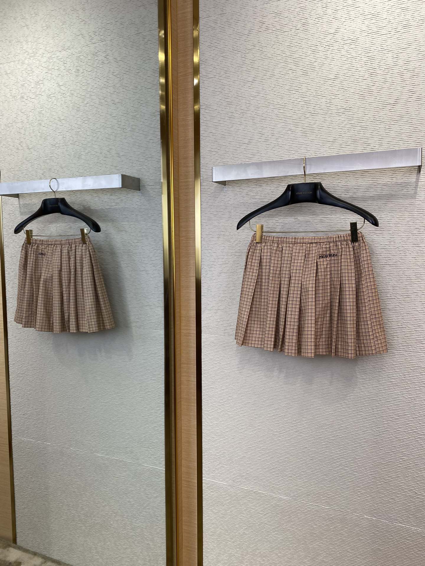 체인2호 / MIUMIU 자수 플리츠 스커트