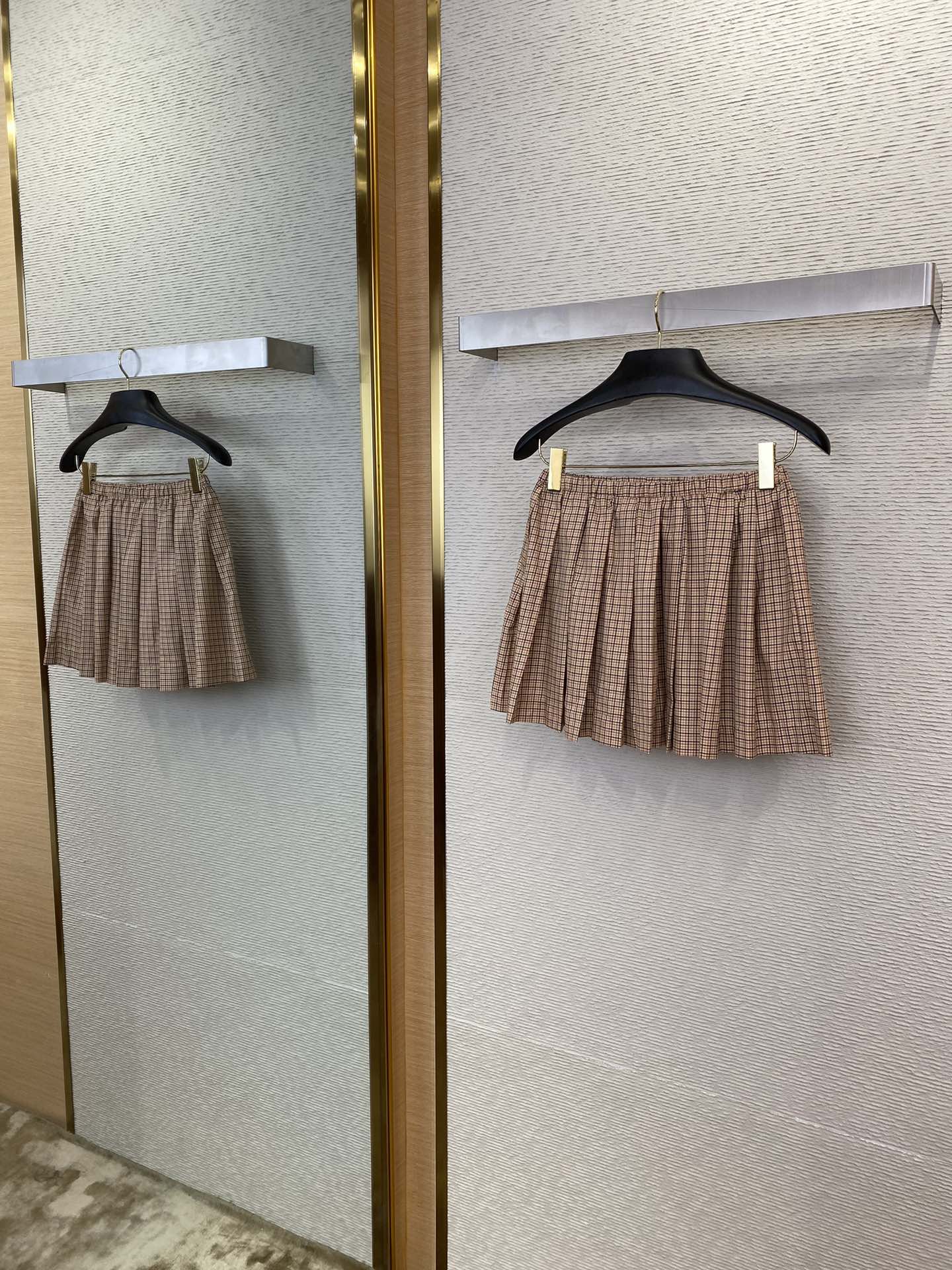 체인2호 / MIUMIU 자수 플리츠 스커트