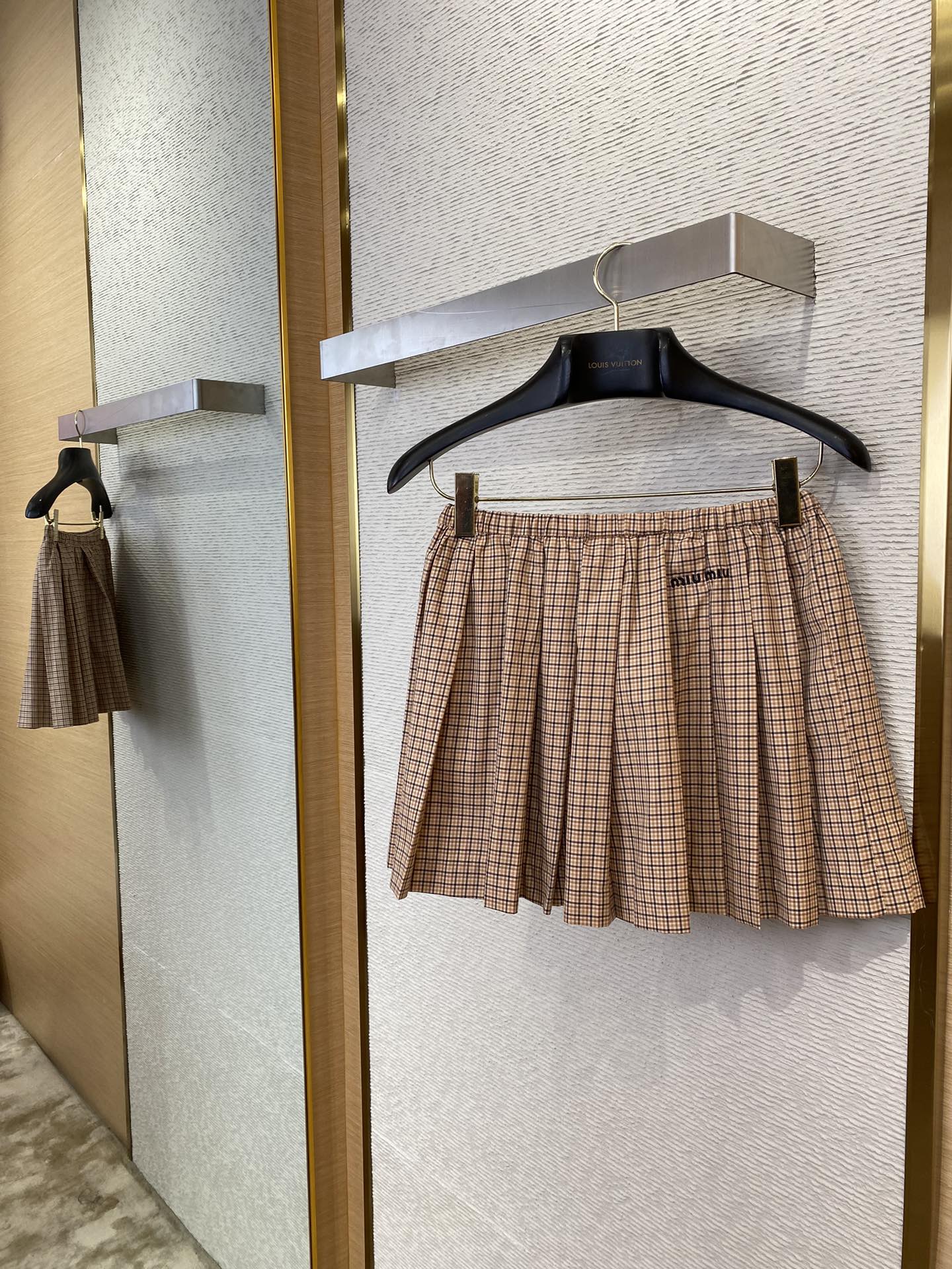 체인2호 / MIUMIU 자수 플리츠 스커트