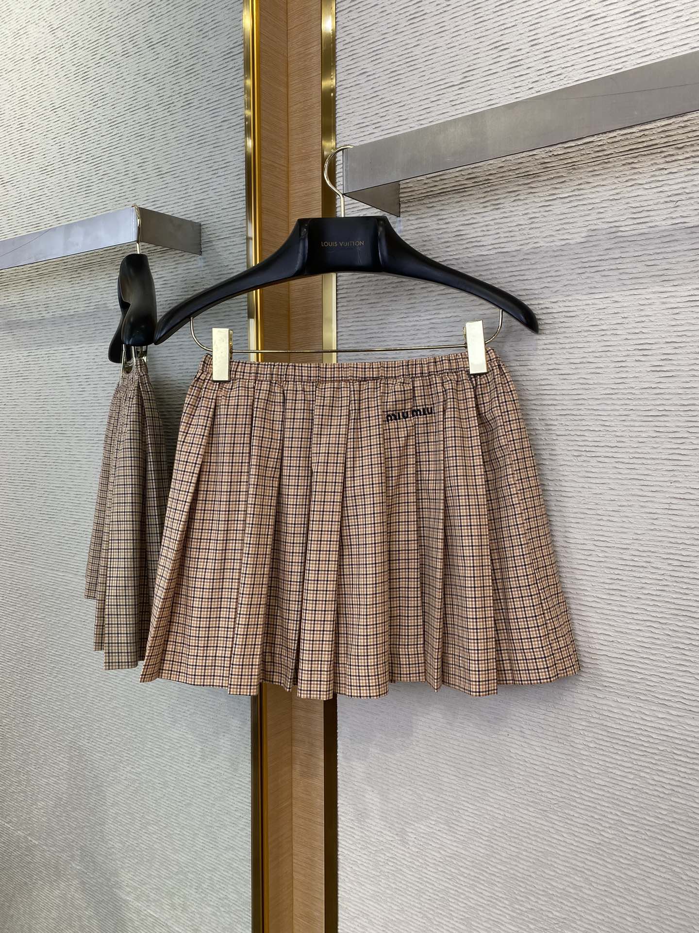 체인2호 / MIUMIU 자수 플리츠 스커트