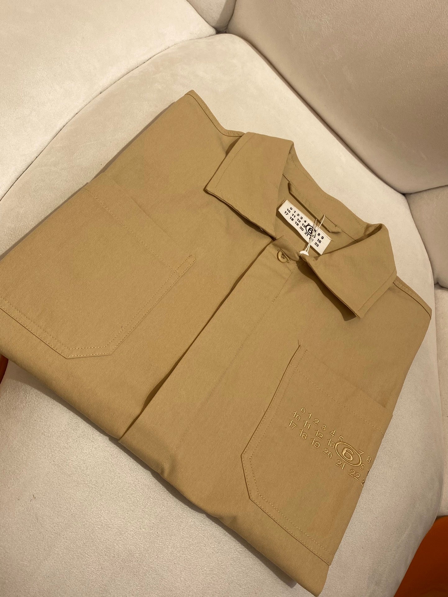 체인2호 / 마르지엘라 자수 터틀넥 셔츠