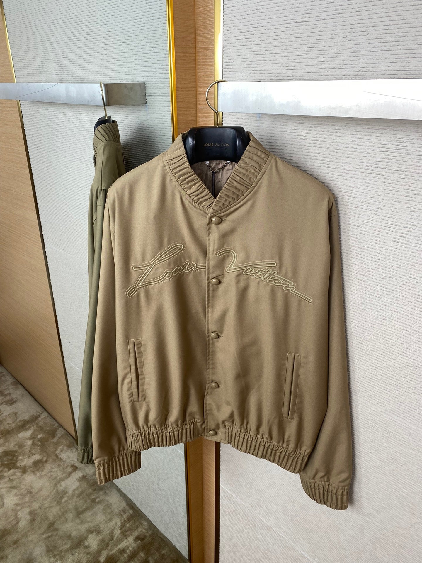 체인2호 / LV 필동 자수 재킷 코트