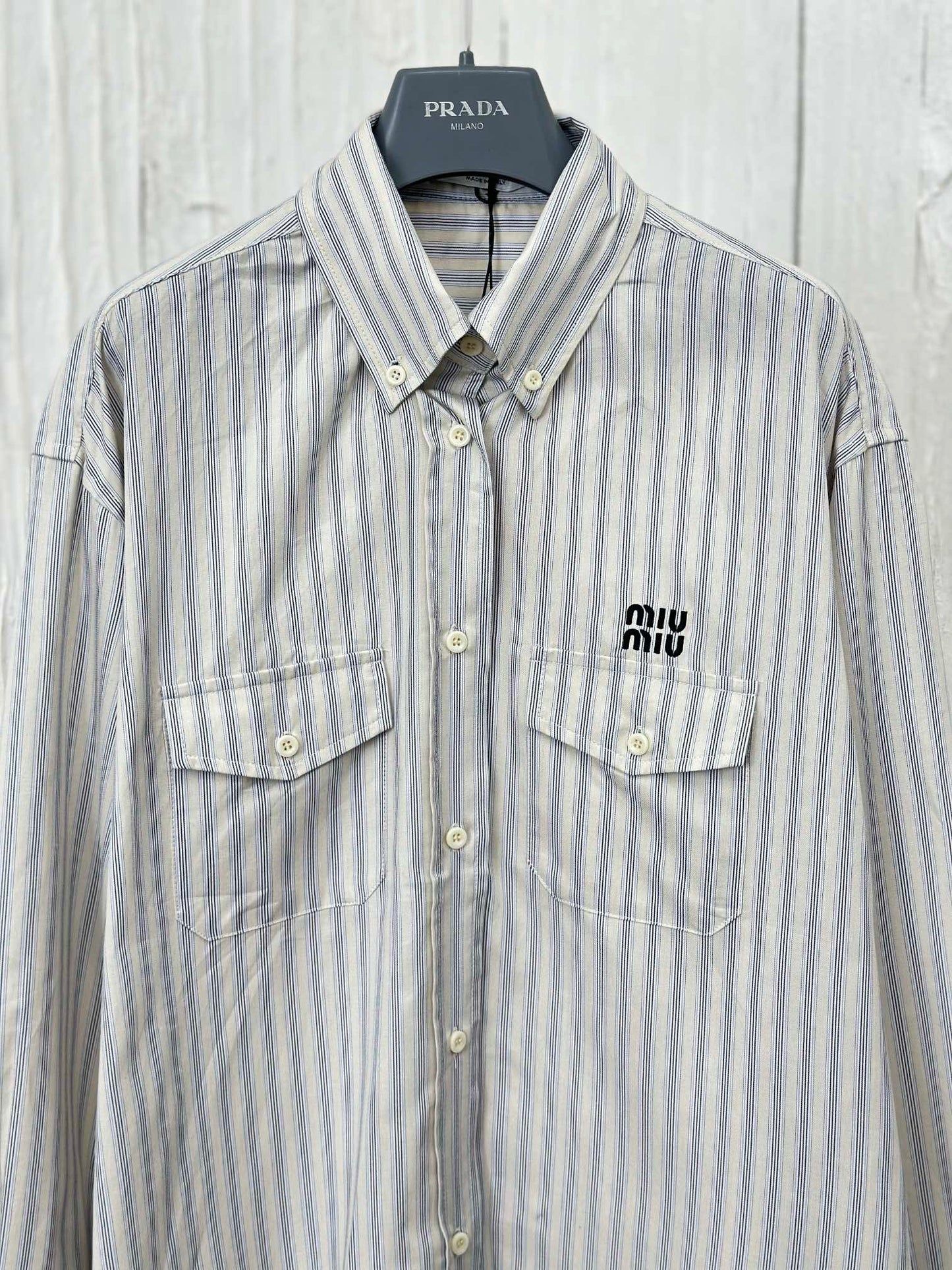 체인2호 / MIUMIU 24ss 자수 스트라이프 긴팔 셔츠