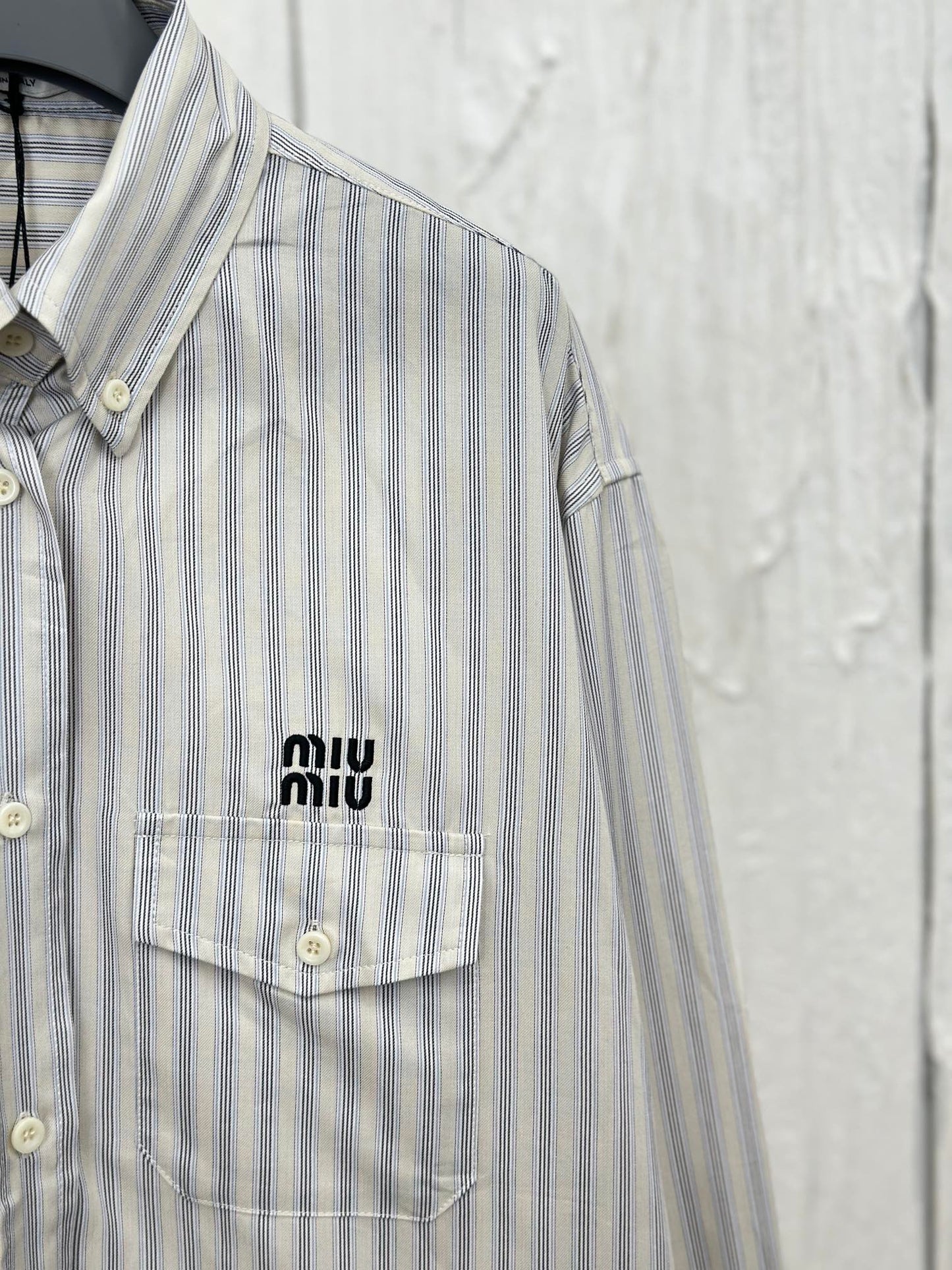 체인2호 / MIUMIU 24ss 자수 스트라이프 긴팔 셔츠