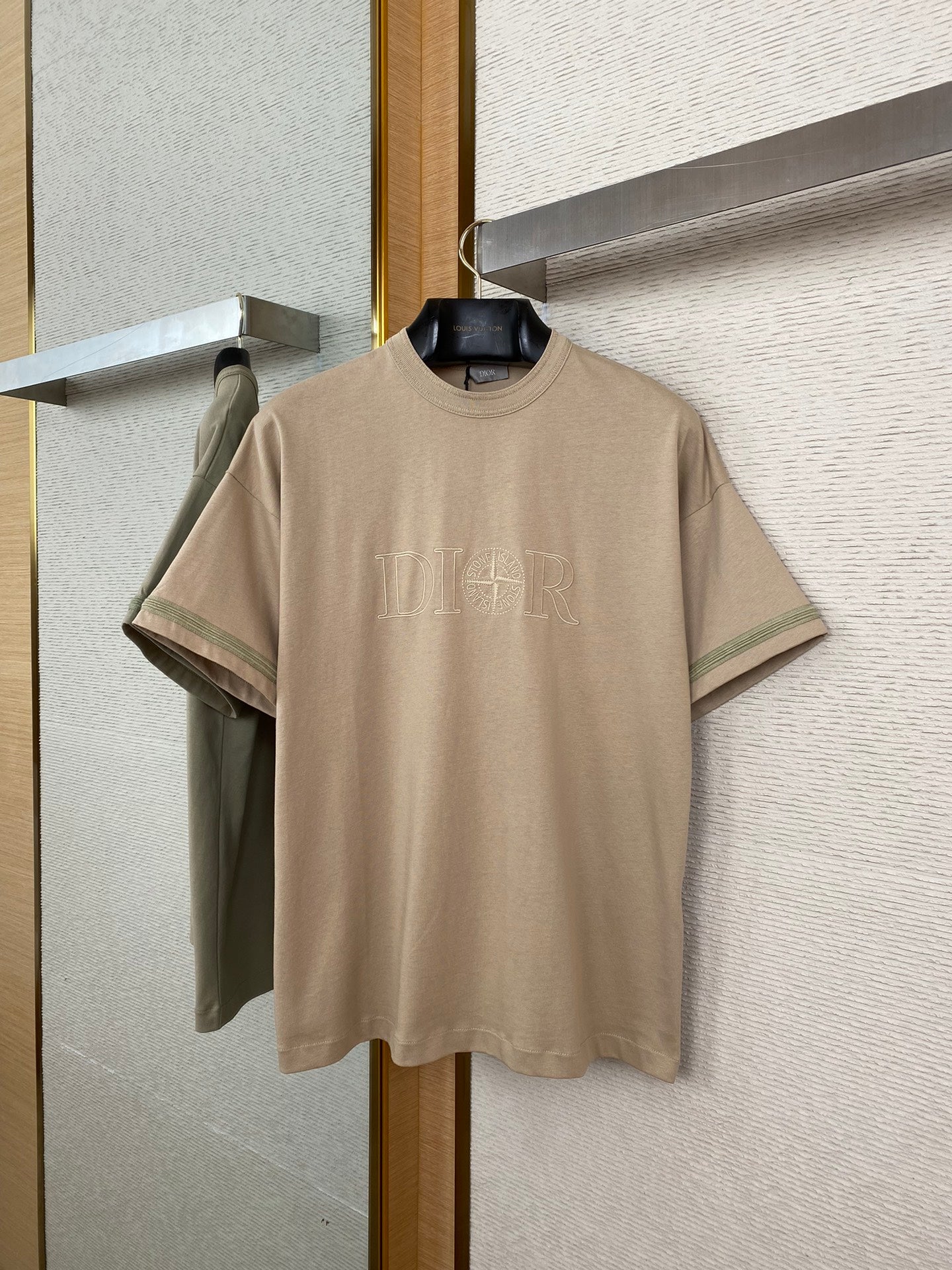 체인2호 / 디올 돌섬 자수 반팔 티셔츠