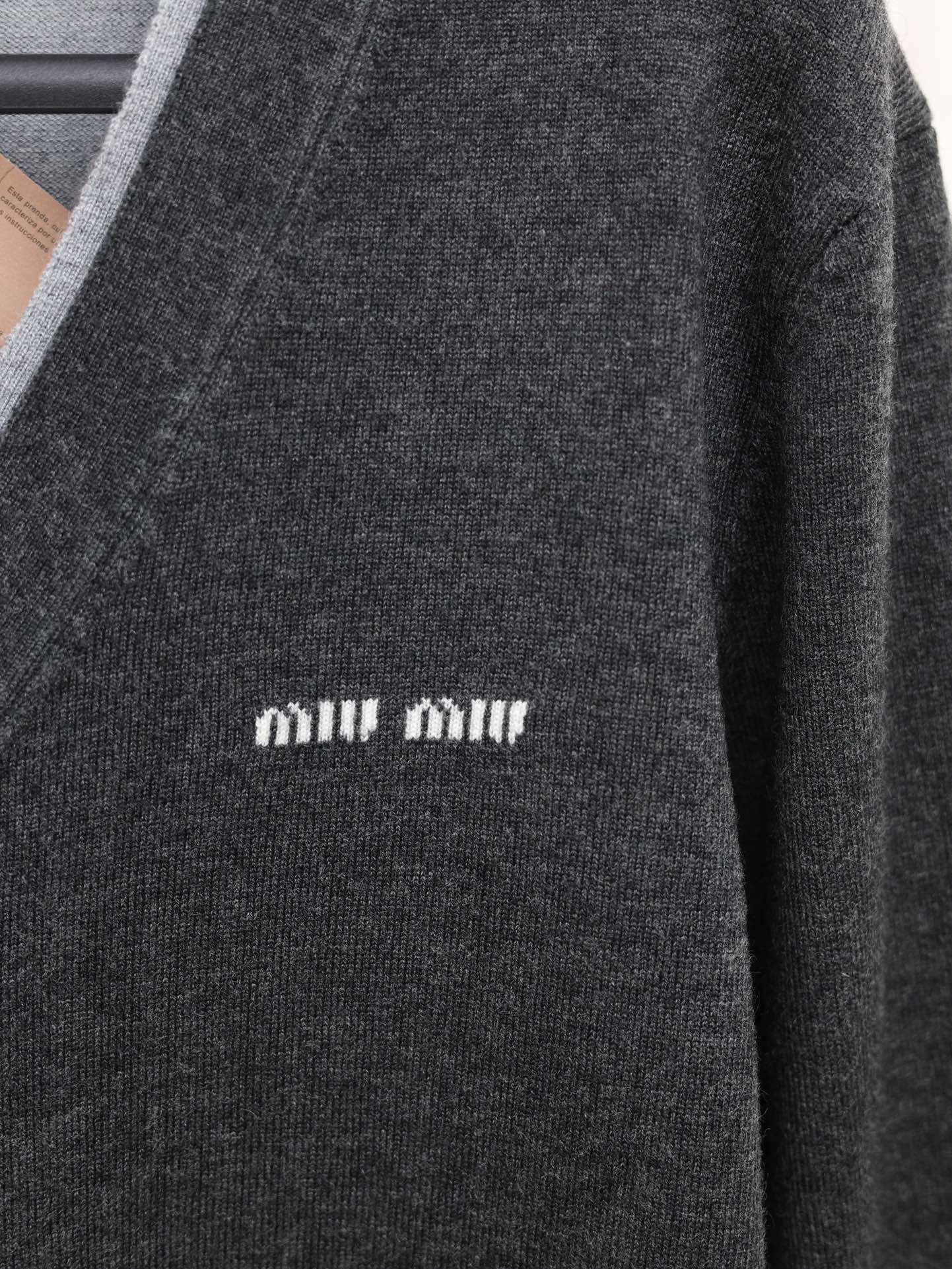 체인2호 / MIUMIU 브이넥 트위드 가디건