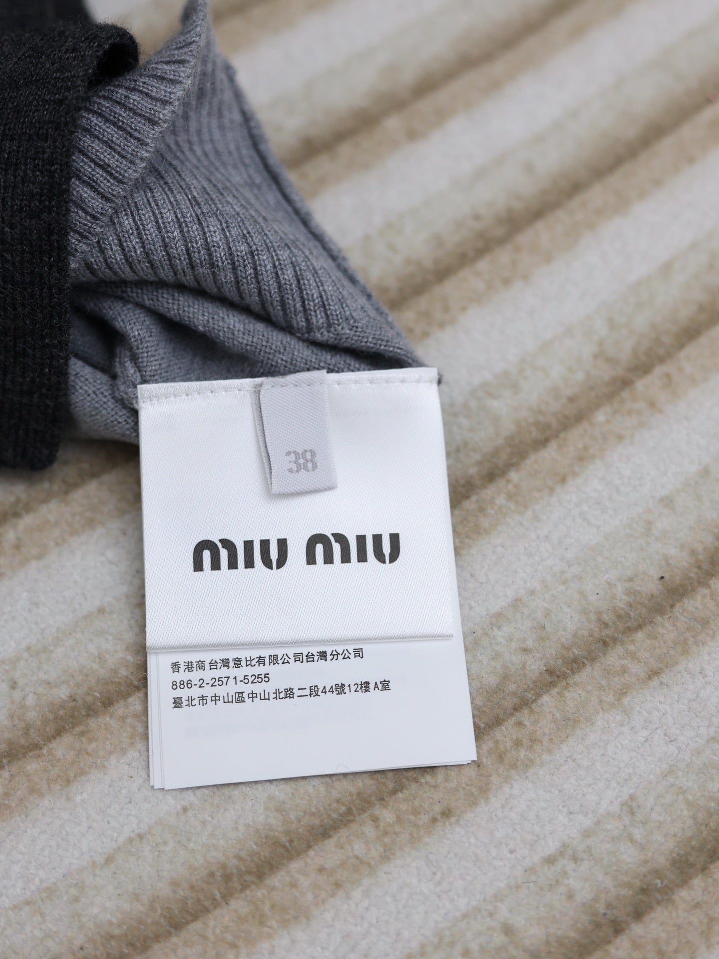 체인2호 / MIUMIU 브이넥 트위드 가디건