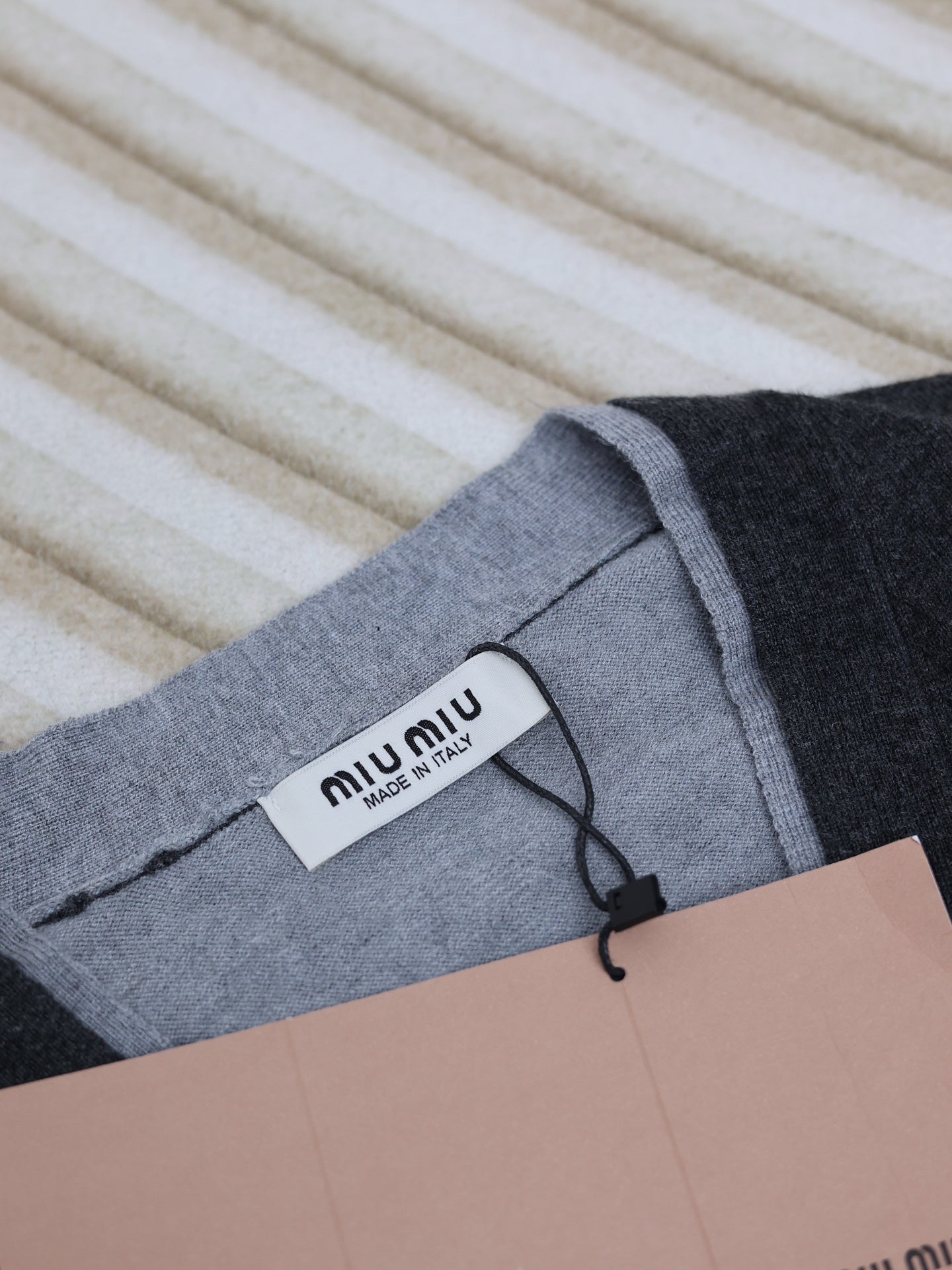 체인2호 / MIUMIU 브이넥 트위드 가디건