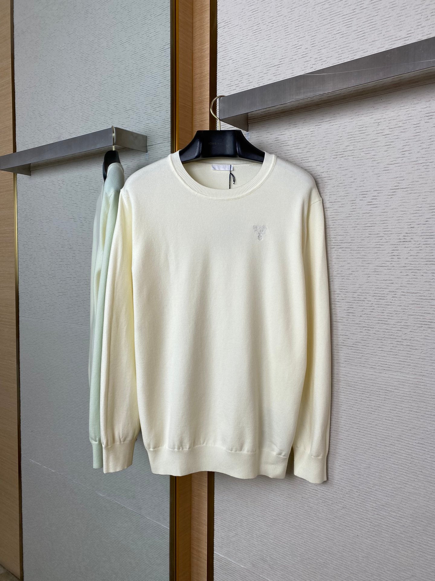 체인2호 / 프라다 자수 스웨터