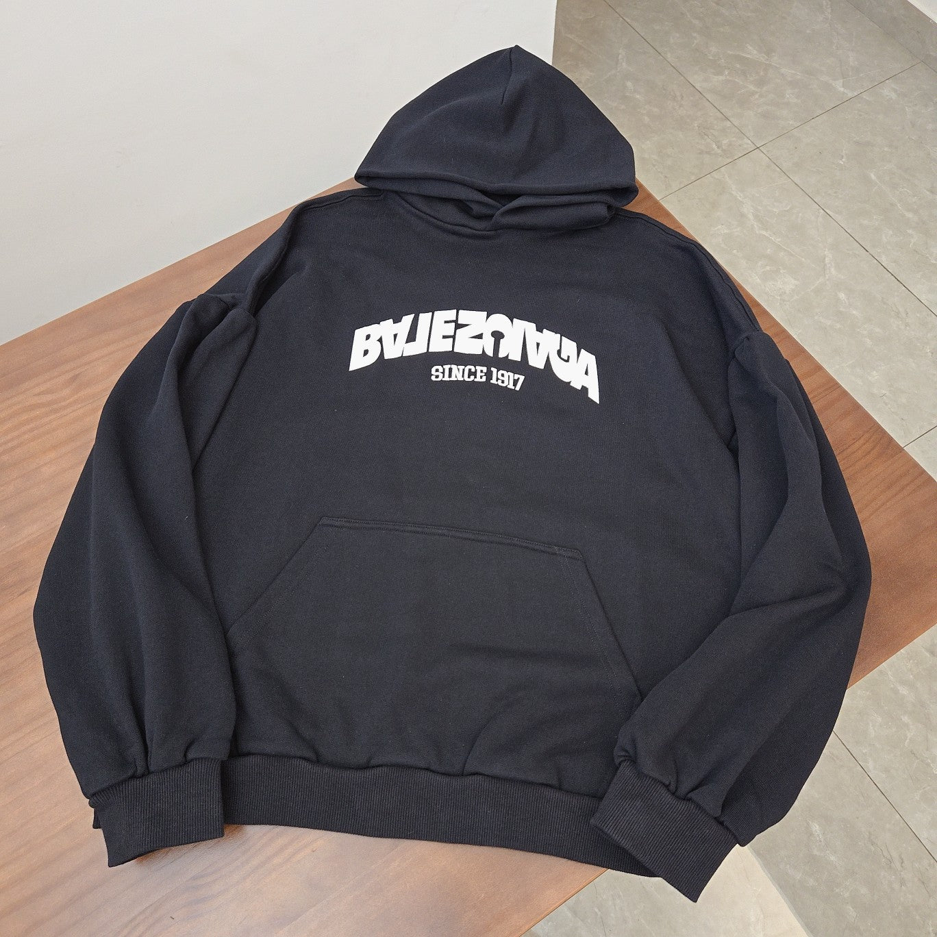 GTR/발렌시아가 알파벳 자수 그라데이션 후드티