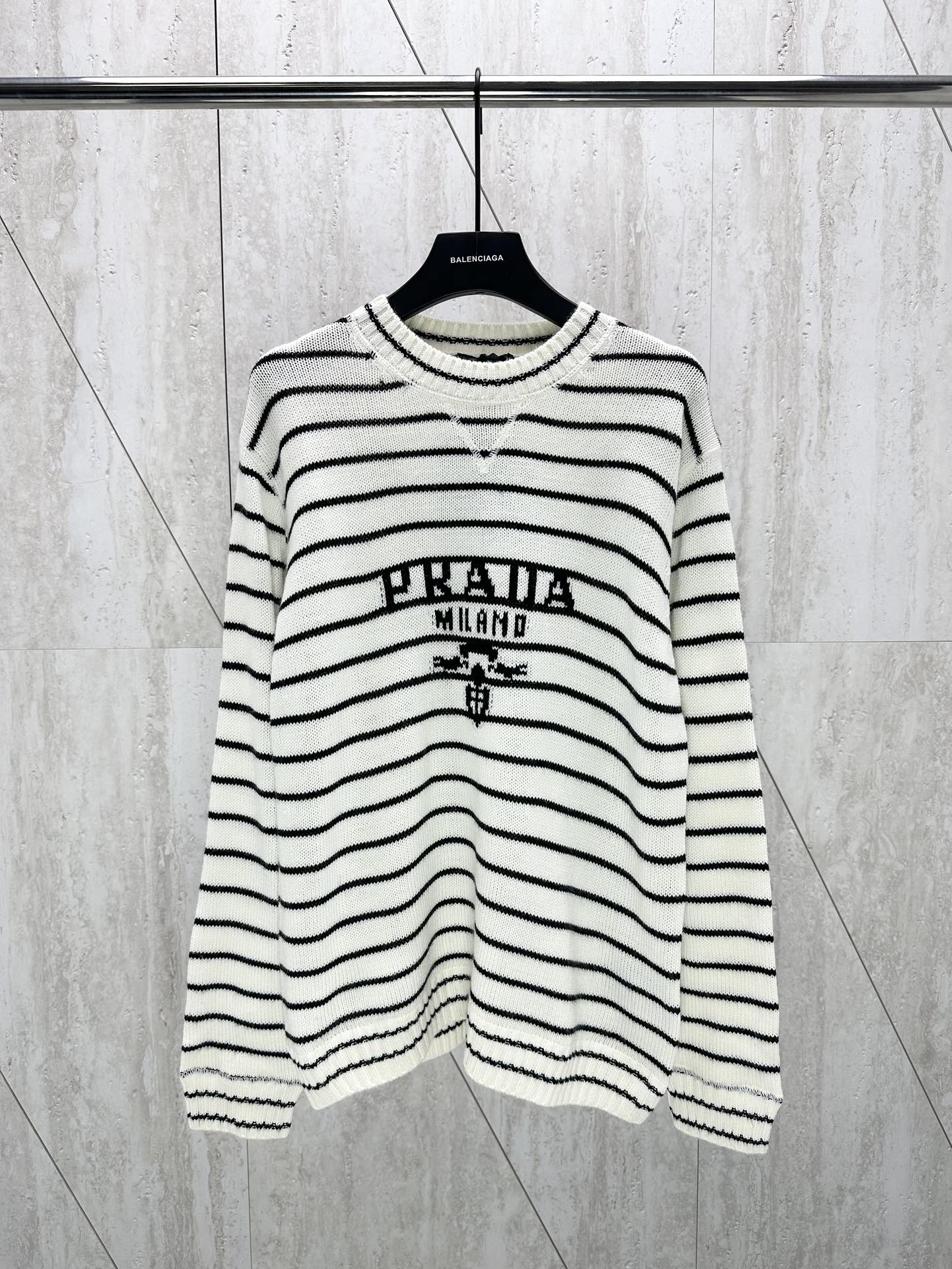 체인2호/프라다 남성 24Fw 라인 스웨터