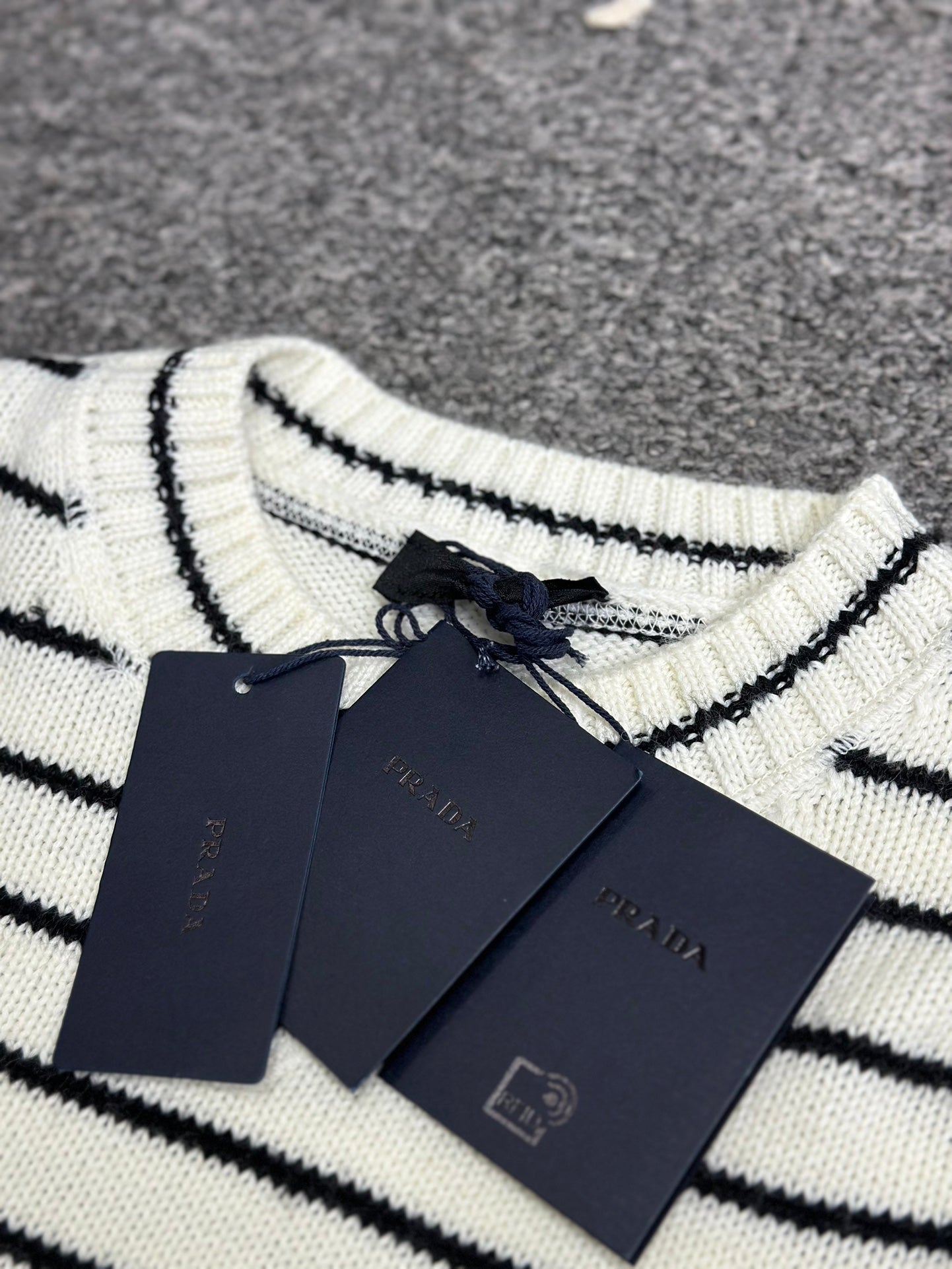 체인2호/프라다 남성 24Fw 라인 스웨터