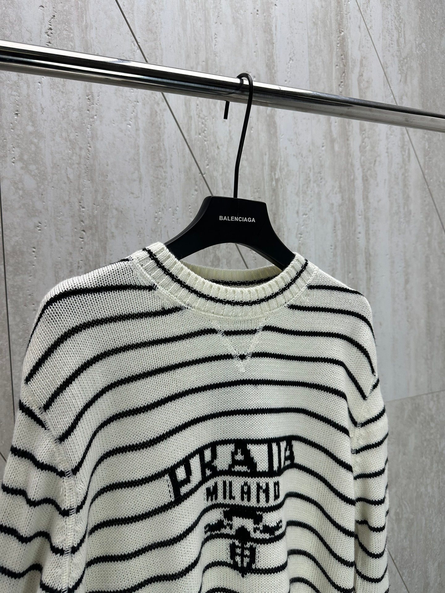 체인2호/프라다 남성 24Fw 라인 스웨터