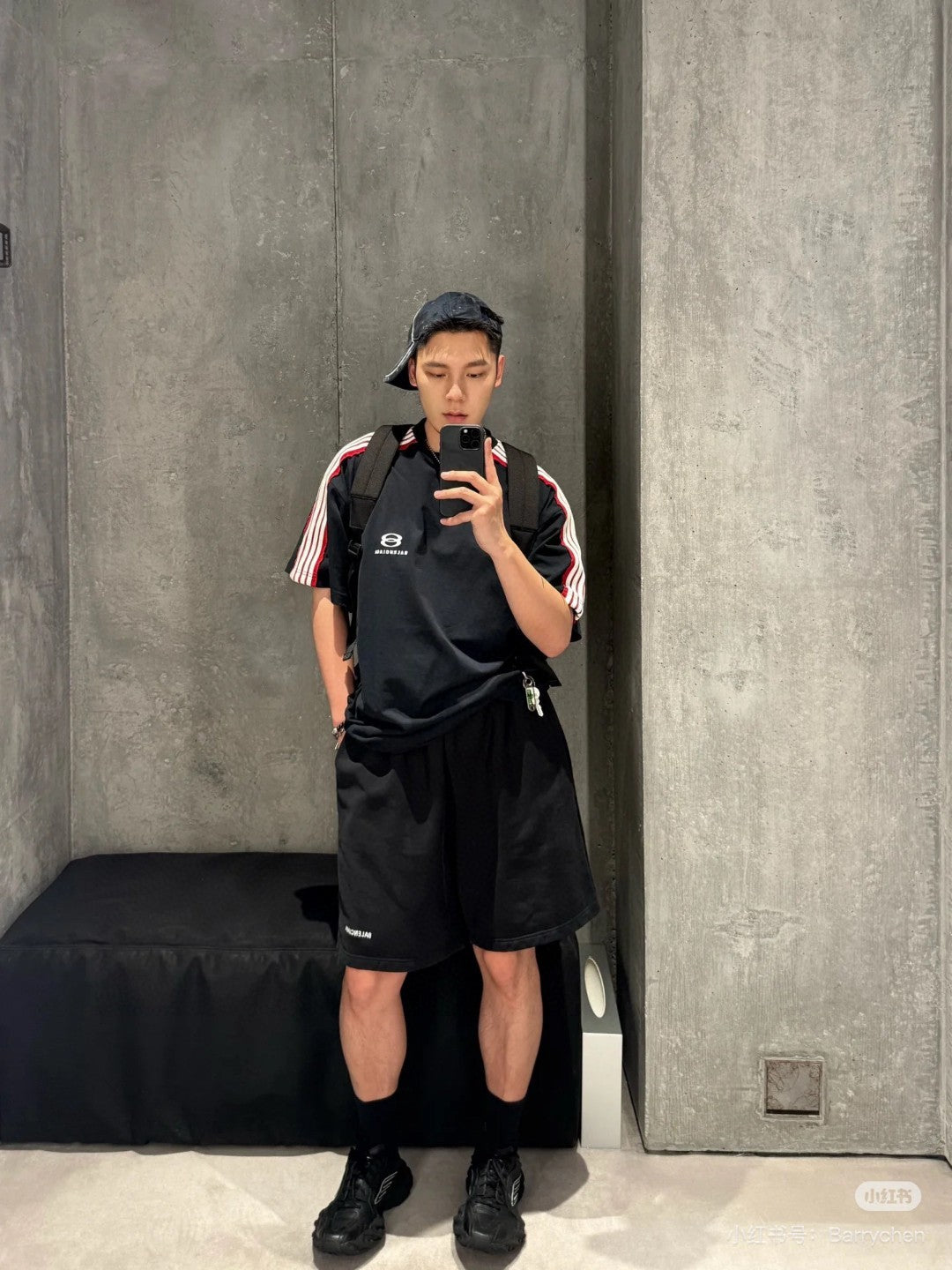체인2호 / 발렌시아가 남성 더블 링 자수 반팔 티셔츠