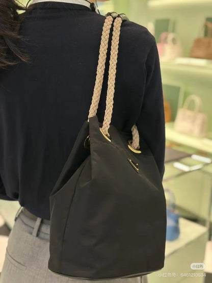 양 공장 / 프라다 물통 가방