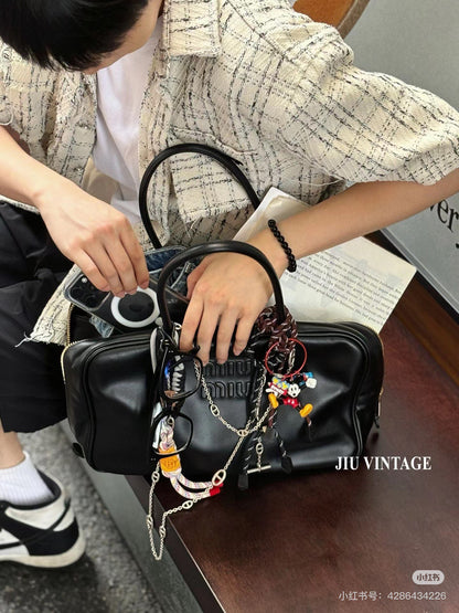 양 공장 / 미우미우 긴 손잡이가 달린 가죽 서류가방