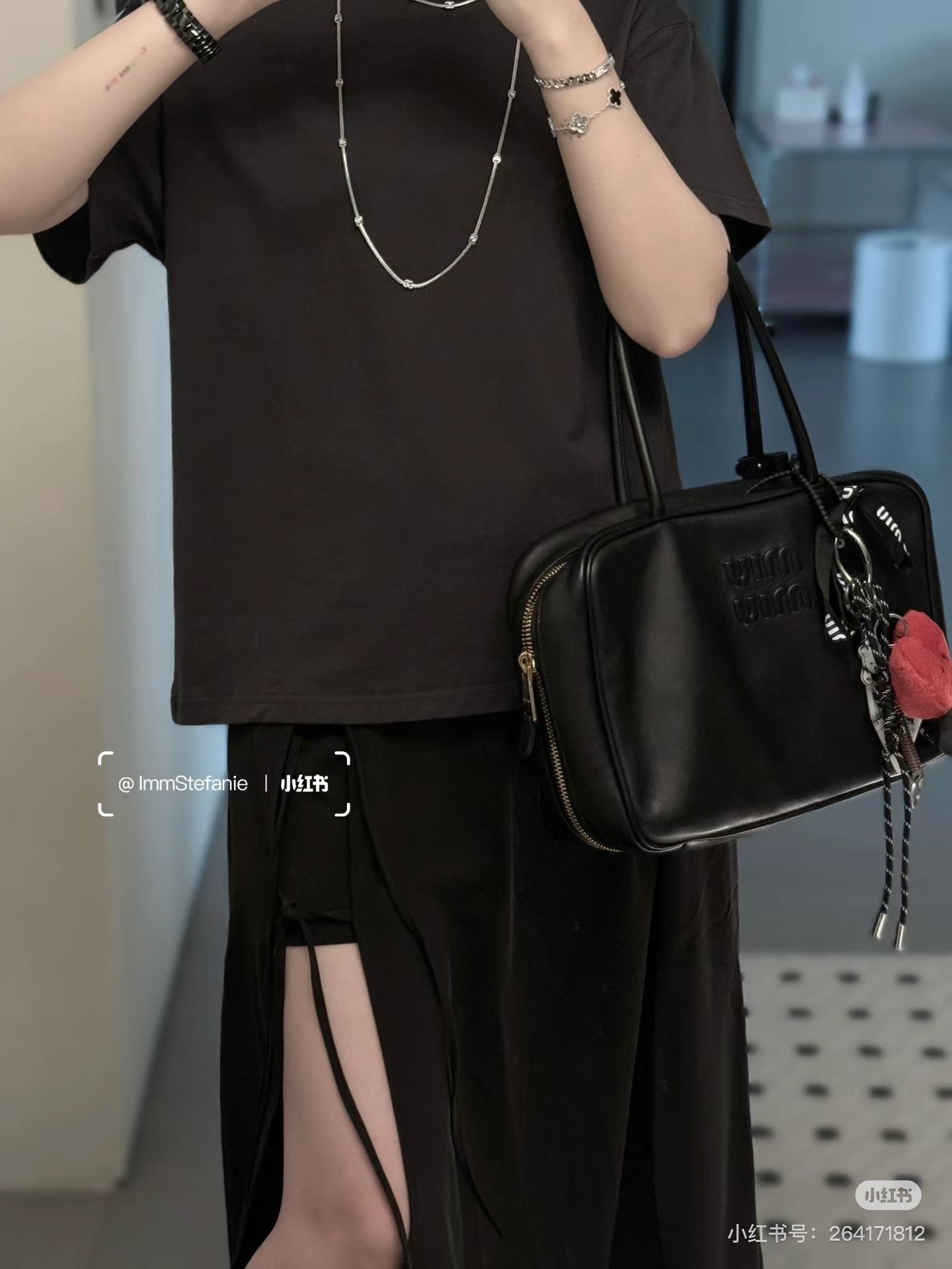 양 공장 / 미우미우 긴 손잡이가 달린 가죽 서류가방
