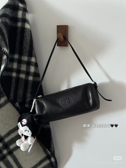 양 공장 / 미우미우 필통 가방