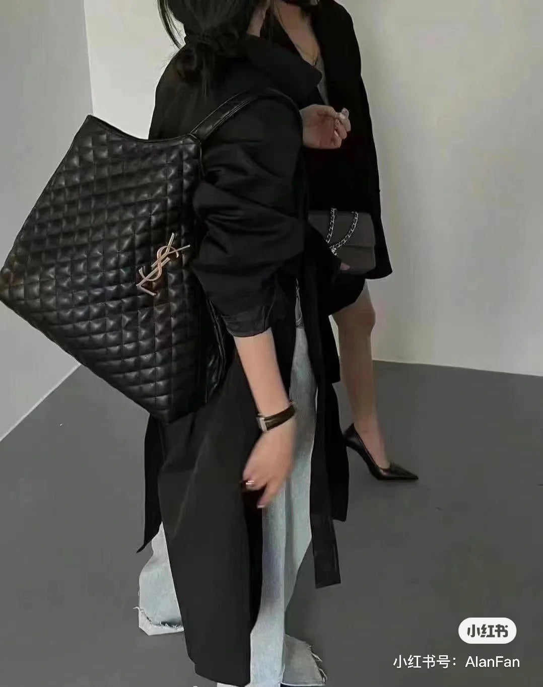 양 공장 / 생로랑 쇼퍼 백