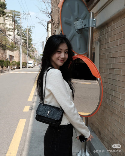 양 공장 / 생로랑 체인 백