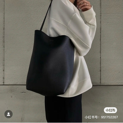 양 공장 / The Row 버킷 백